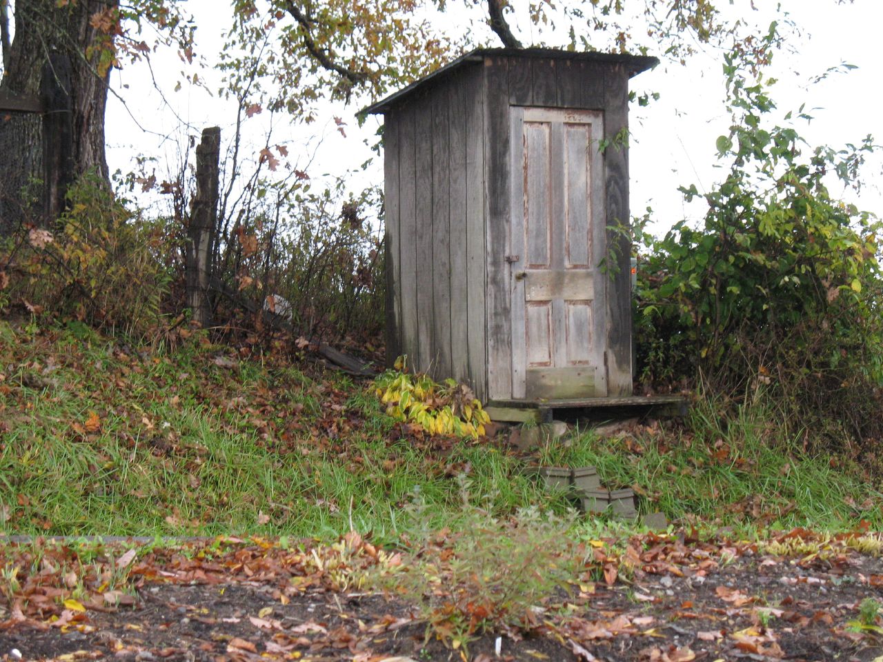 outhouse-bathroom-bugout-camp