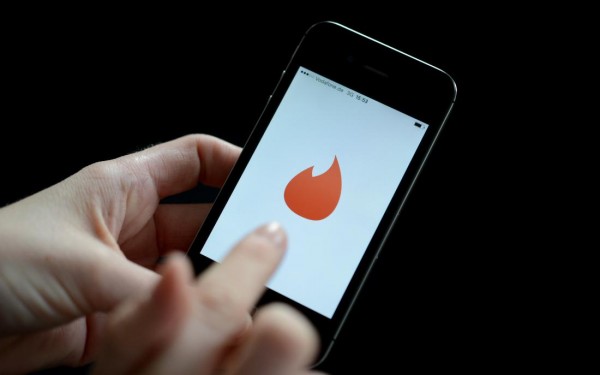 ILLUSTRATION - Auf einem Smartphone ist am 18.02.2014 in Stuttgart (Baden-Württemberg) das Logo der App Tinder zu sehen. Photo by: Franziska Kraufmann/picture-alliance/dpa/AP Images