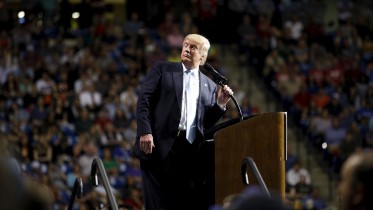 U.S. Republican presidential candidate Donald Trump pauses to look at a demonstrator behind him during a campaign rally in Fayetteville, North Carolina, March 9, 2016. REUTERS/Jonathan Drake