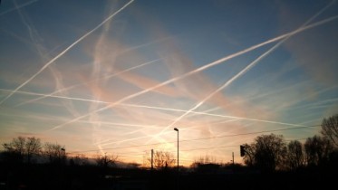 Contrails_near_Frankfurt_(Germany),_2012